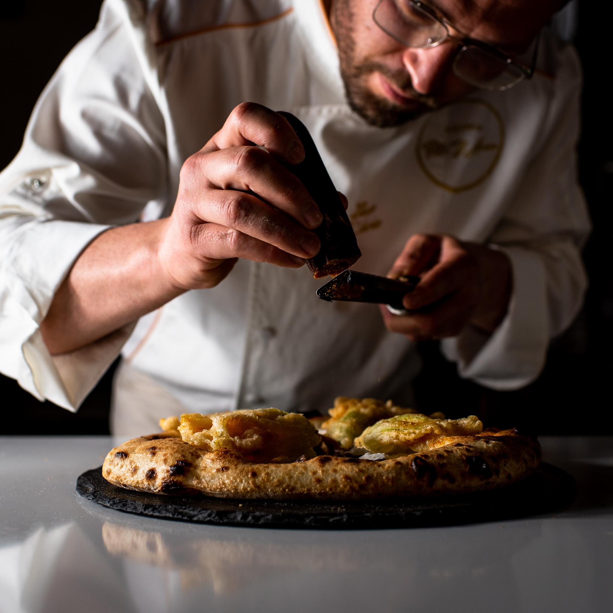 Controllo e assaggio della pizza