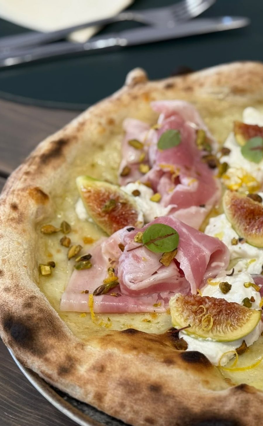 Eden — pizza con fichi, pancetta, stracciatella e pistacchio