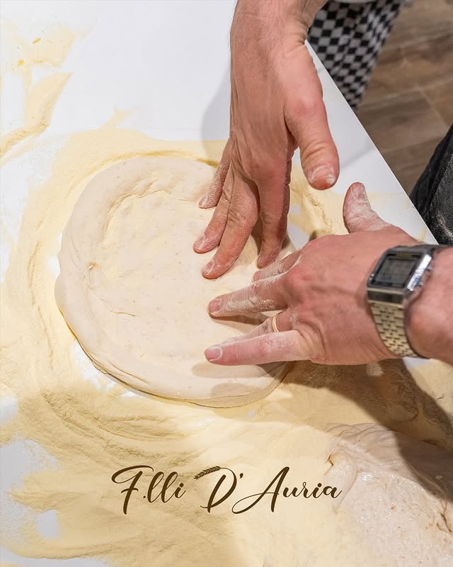 Le mani che lavorano l'impasto